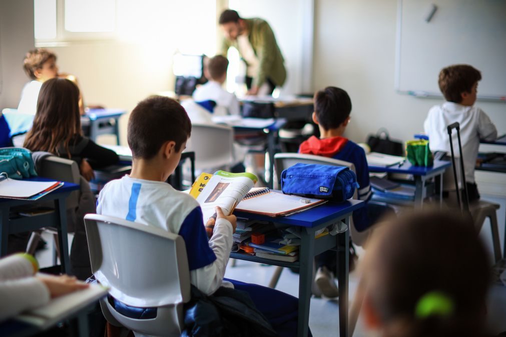 Livre propõe apoio à habitação para professores e painéis solares nas escolas