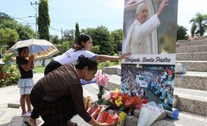 Timorenses emocionados rezam por 