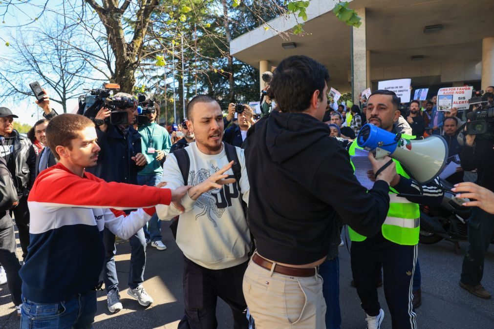 Polícia intervém em protesto de imigrantes no Porto para afastar ativista anti-imigração