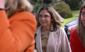 Ministra da Saúde admite que é preciso garantir menos partos em ambulâncias