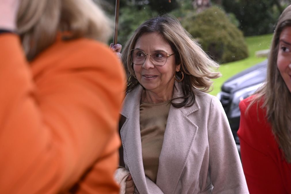 Ministra da Saúde admite que é preciso garantir menos partos em ambulâncias