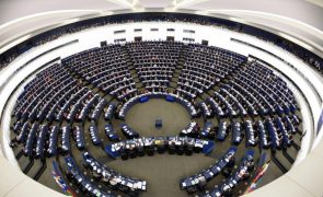 CORREÇÃO DO TÍTULO: China prepara suspensão de sanções a eurodeputados com vista a acordo de investimento