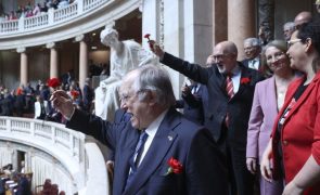 Esquerda canta 