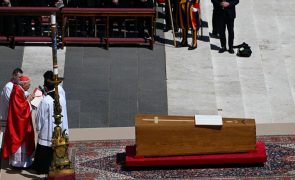 Corpo de Francisco abandona Praça de São Pedro
