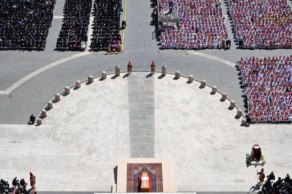 Pelo menos 400 mil pessoas participaram hoje no funeral de Francisco