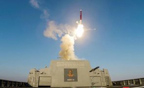 Coreia do Norte realiza primeiro teste do armamento de novo navio de guerra