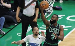 Celtics seguem para a segunda ronda dos play-offs da NBA na estreia de Neemias