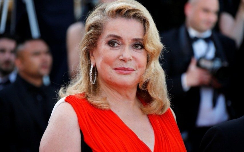 Catherine Deneuve defende que os homens devem poder «atirar-se» às mulheres