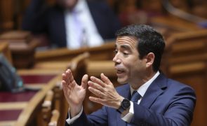 Leitão Amaro defende estratégia de comunicação do Governo e acusa PS de oportunismo