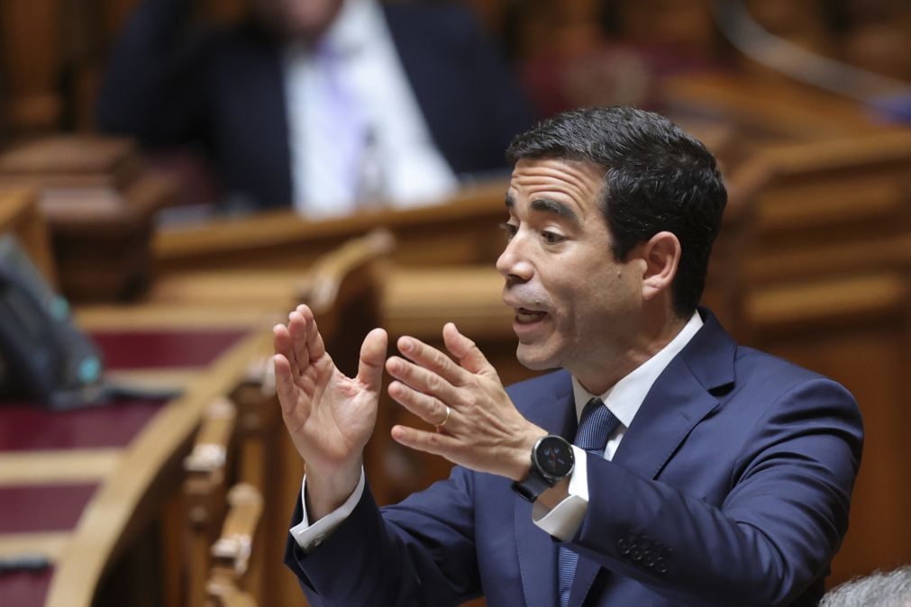 Leitão Amaro defende estratégia de comunicação do Governo e acusa PS de oportunismo