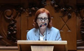 Ministra diz que não falou mais cedo por estar a trabalhar mas oposição critica comunicação do Governo