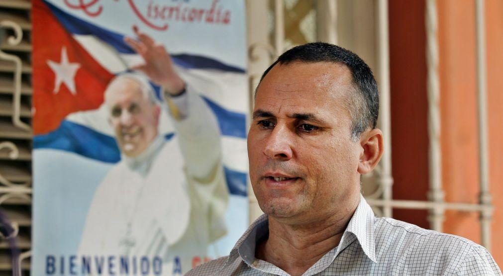 União Europeia insta Cuba a rever medidas contra dois opositores