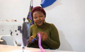Marcelina é licenciada, mas sobrevive a vender molina nas ruas de Maputo