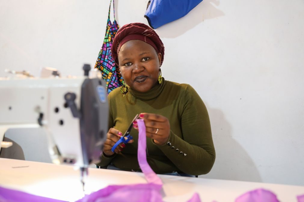 Marcelina é licenciada, mas sobrevive a vender molina nas ruas de Maputo