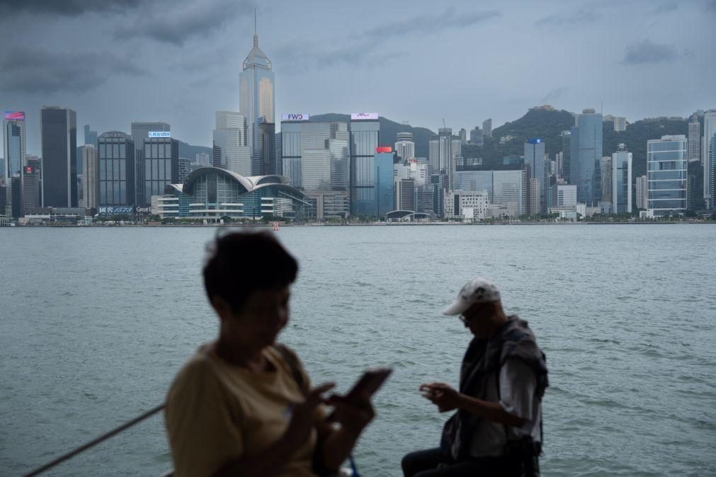 EUA eliminam isenção de tarifas sobre pequenas encomendas da China e Hong Kong