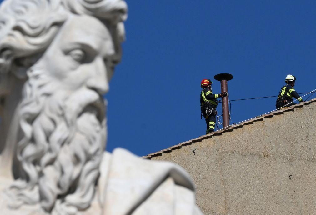 Vaticano começa a instalar chaminé no topo da Capela Sistina para Conclave