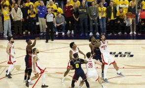 Rockets vencem na casa dos Warriors e forçam 'negra' nos play-offs da NBA