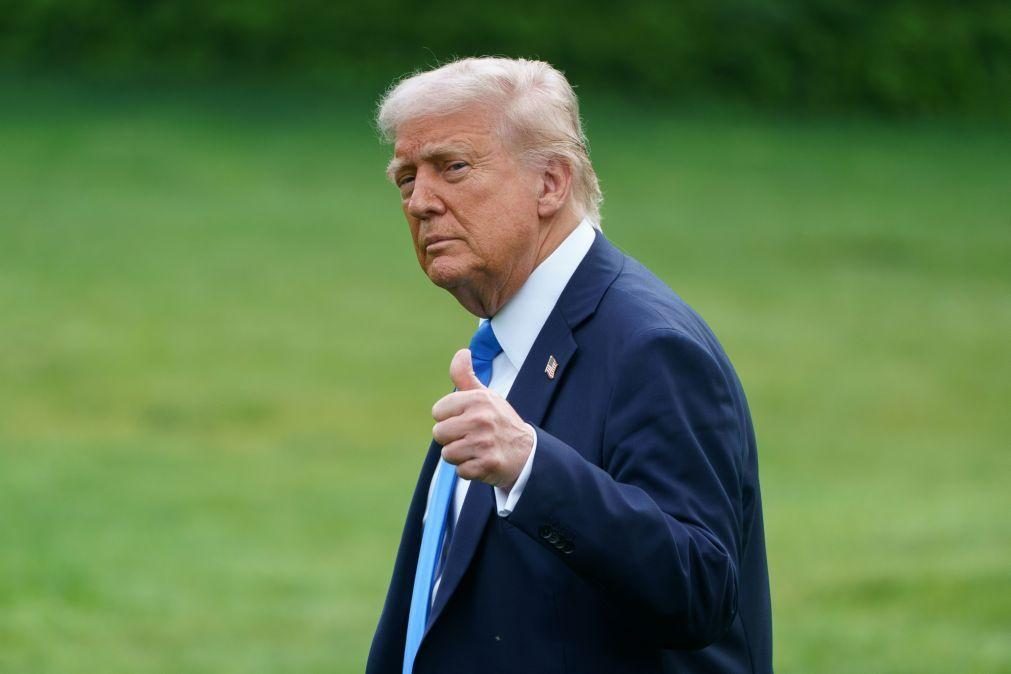 Trump criticado por divulgar uma imagem sua vestido de Papa