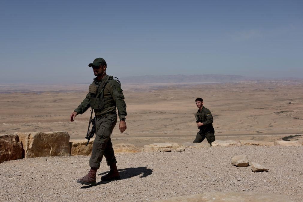 Israel mobiliza dezenas de milhares de reservistas