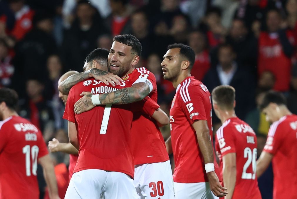 Benfica vence no Estoril e isola-se à condição na liderança da I Liga