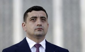 Populista George Simion vence primeira volta das presidenciais da Roménia
