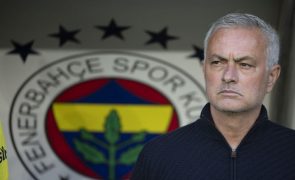 Fenerbahçe perde com Besiktas e Mourinho despede-se do título turco