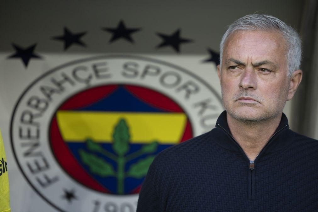 Fenerbahçe perde com Besiktas e Mourinho despede-se do título turco