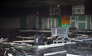 Incêndio em antigo supermercado de Matosinhos mobiliza 11 operacionais e quatro veículos