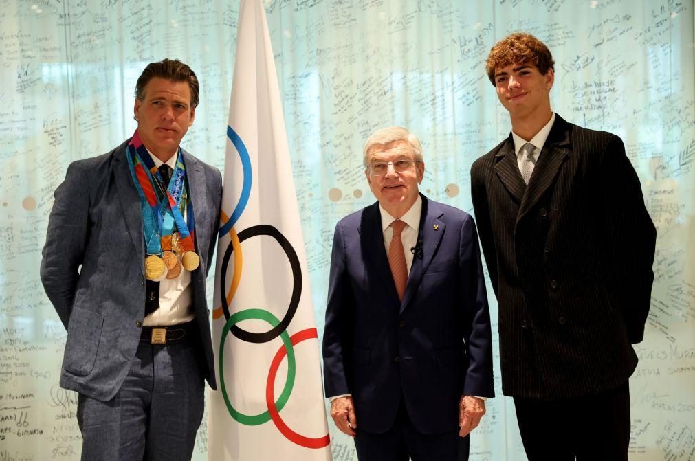 Gary Hall Jr. recebe réplicas das 10 medalhas perdidas nos incêndios de Los Angeles