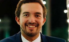 Manuel Santana Lopes Já sai à rua: “Ganhou peso e está mais desalinhado”