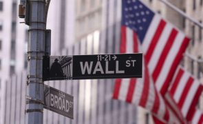 Wall Street fecha em baixa frustada com ausência de notícias na guerra comercial