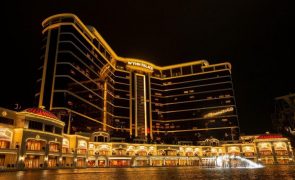 Lucro da operadora de jogo Wynn Macau encolhe mais de um terço até março