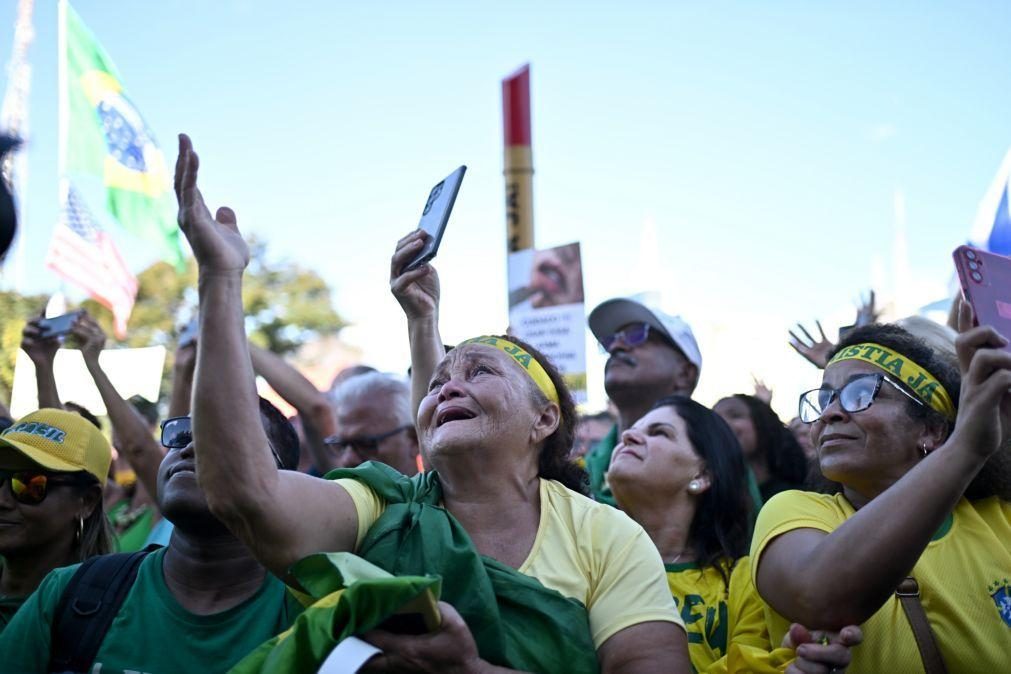 Manifestantes bolsonaristas pedem amnistia no regresso 'ao lugar do crime'