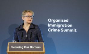 Governo britânico vai dificultar obtenção de vistos de trabalho e facilitar deportações