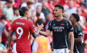 Campeão Liverpool empata com Arsenal, mais ameaçado no segundo lugar em Inglaterra