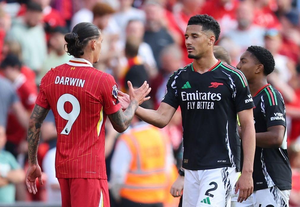 Campeão Liverpool empata com Arsenal, mais ameaçado no segundo lugar em Inglaterra