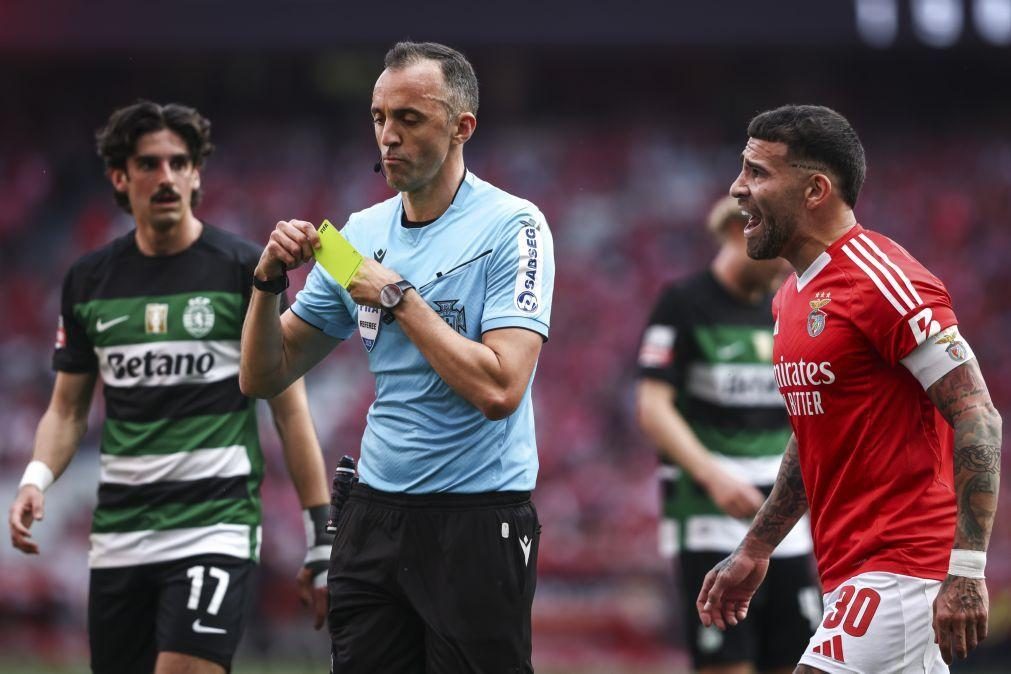 Árbitros do dérbi Benfica-Sporting apresentam queixa-crime à PSP contra adepto