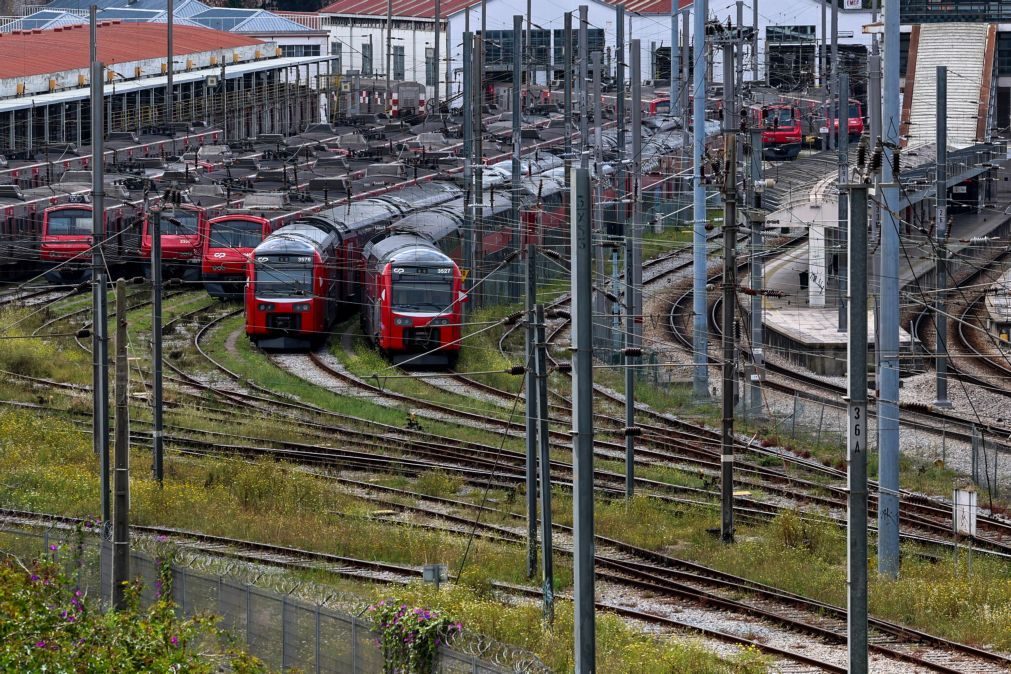Greve suprimiu 3 em cada 4 comboios até às 12:00 de hoje