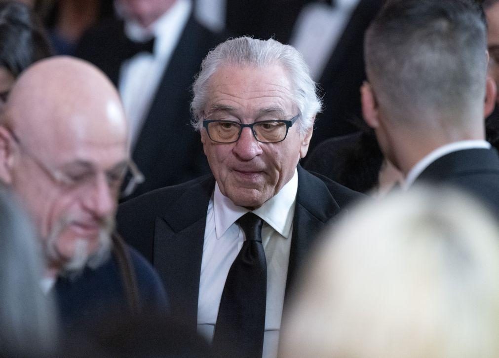 De Niro apela a defesa com