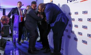 Presidente do Chega sente-se mal e é retirado do palco em Tavira