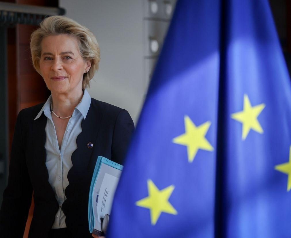 Tribunal da UE contraria Bruxelas em recusa a mensagens de Von der Leyen e dono da Pfizer