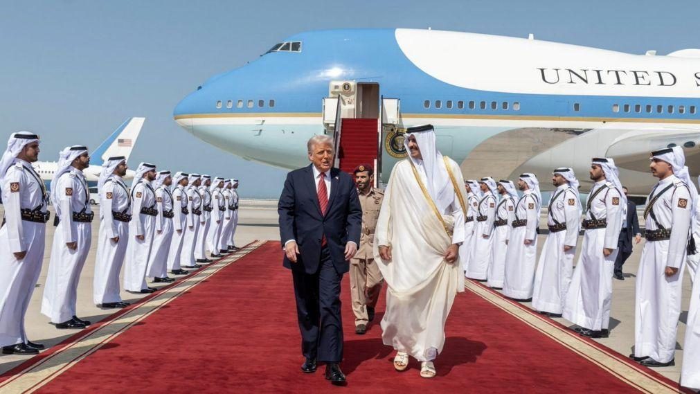 Qatar Airways assina acordo de compra de 160 aviões Boeing na presença de Trump