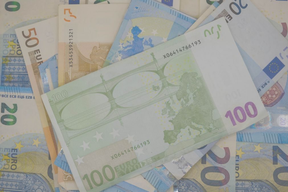 Euro volta a subir e aproxima-se de 1,12 dólares