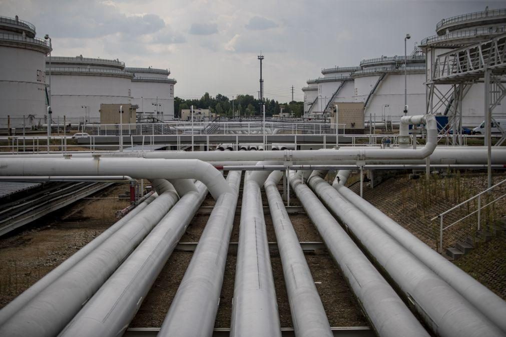 AIE revê em alta previsões da oferta mundial de petróleo