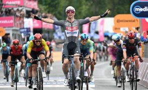 Kaden Groves vence etapa do Giro parcialmente neutralizada por queda coletiva