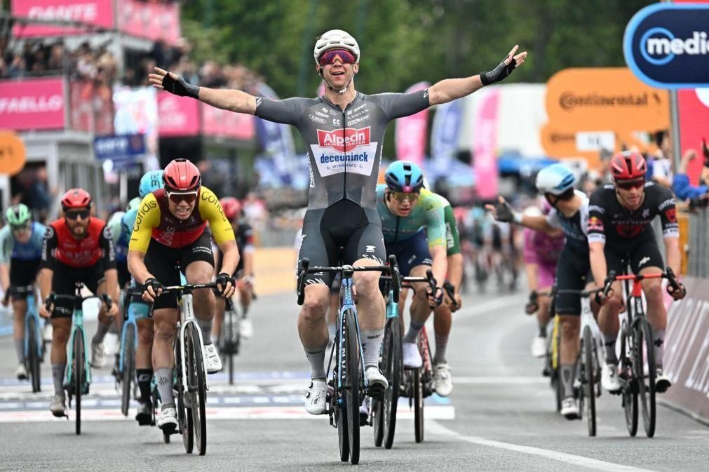 Kaden Groves vence etapa do Giro parcialmente neutralizada por queda coletiva
