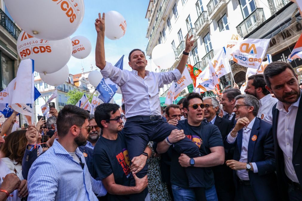 Montenegro desce o Chiado a prometer diálogo e combate à manipulação da informação