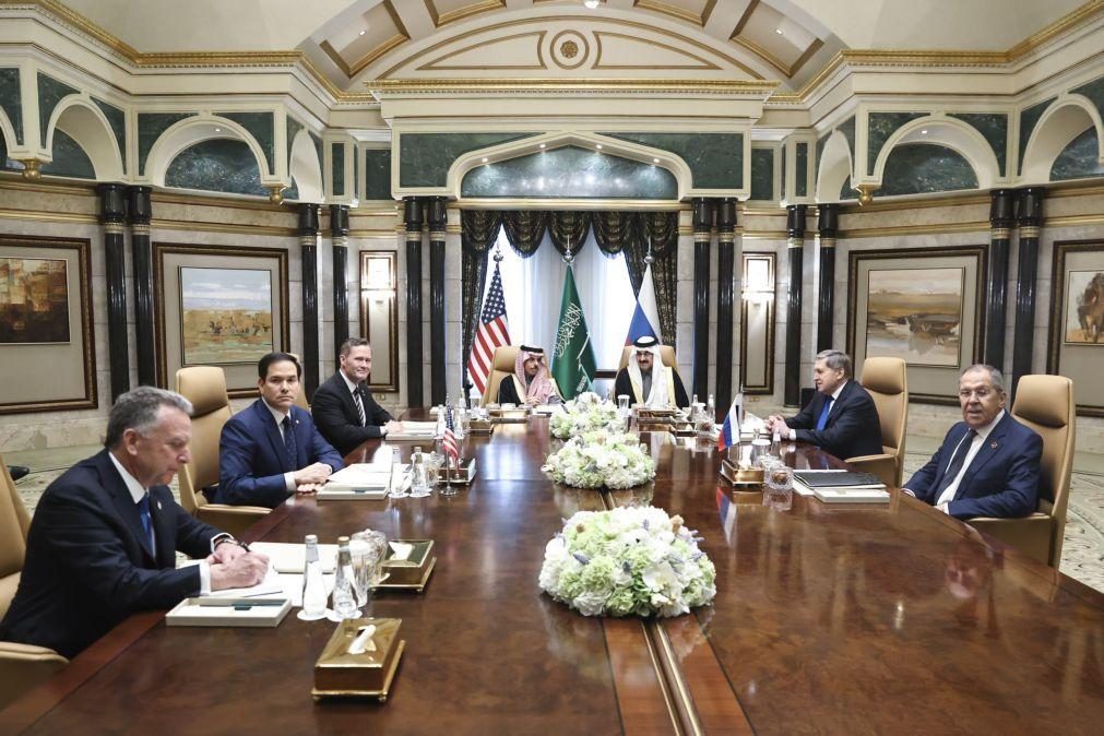 Rússia e Estados Unidos disponíveis para continuar a trabalhar para alcançar a paz na Ucrânia
