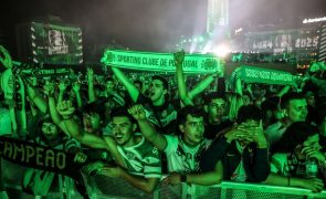 Marquês de Pombal coberto de verde enquanto adeptos correm em direção ao palco