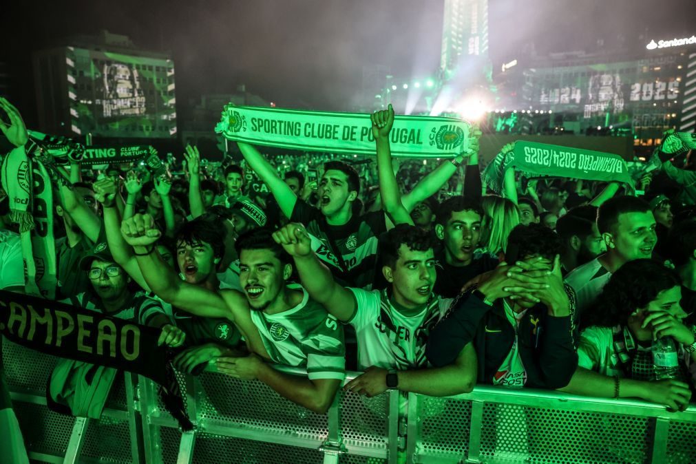 Marquês de Pombal coberto de verde enquanto adeptos correm em direção ao palco
